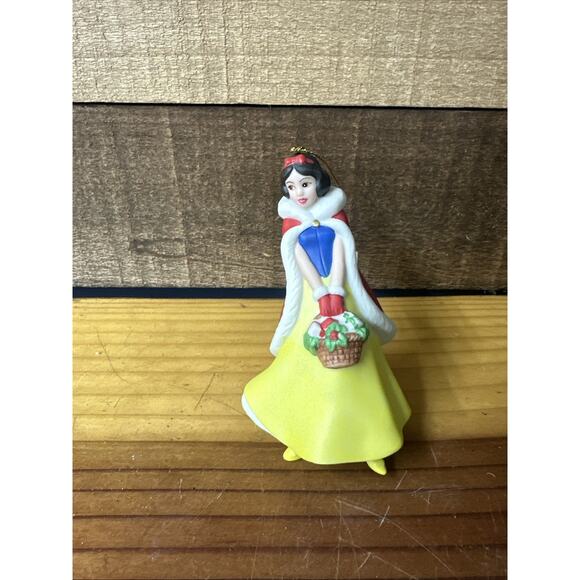 Grolier Collectibles Disney Snow White Porcelain Treasures Ornament In Box - Picture 1 of 6